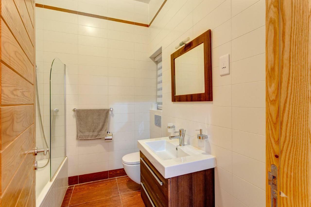 Gorgeous Apartment With Terrace In Fort Cambridge, Pool Sliema Bagian luar foto